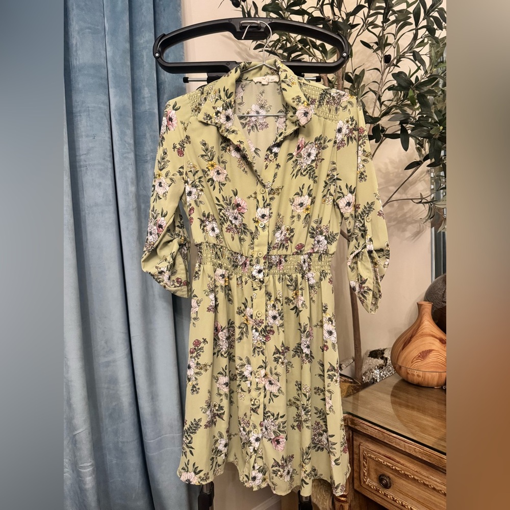 Chic Floral Long Sleeve Mini Dress in Light Green
